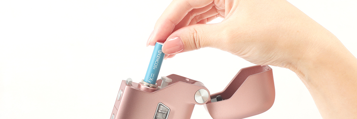 差し込んでねじるだけ